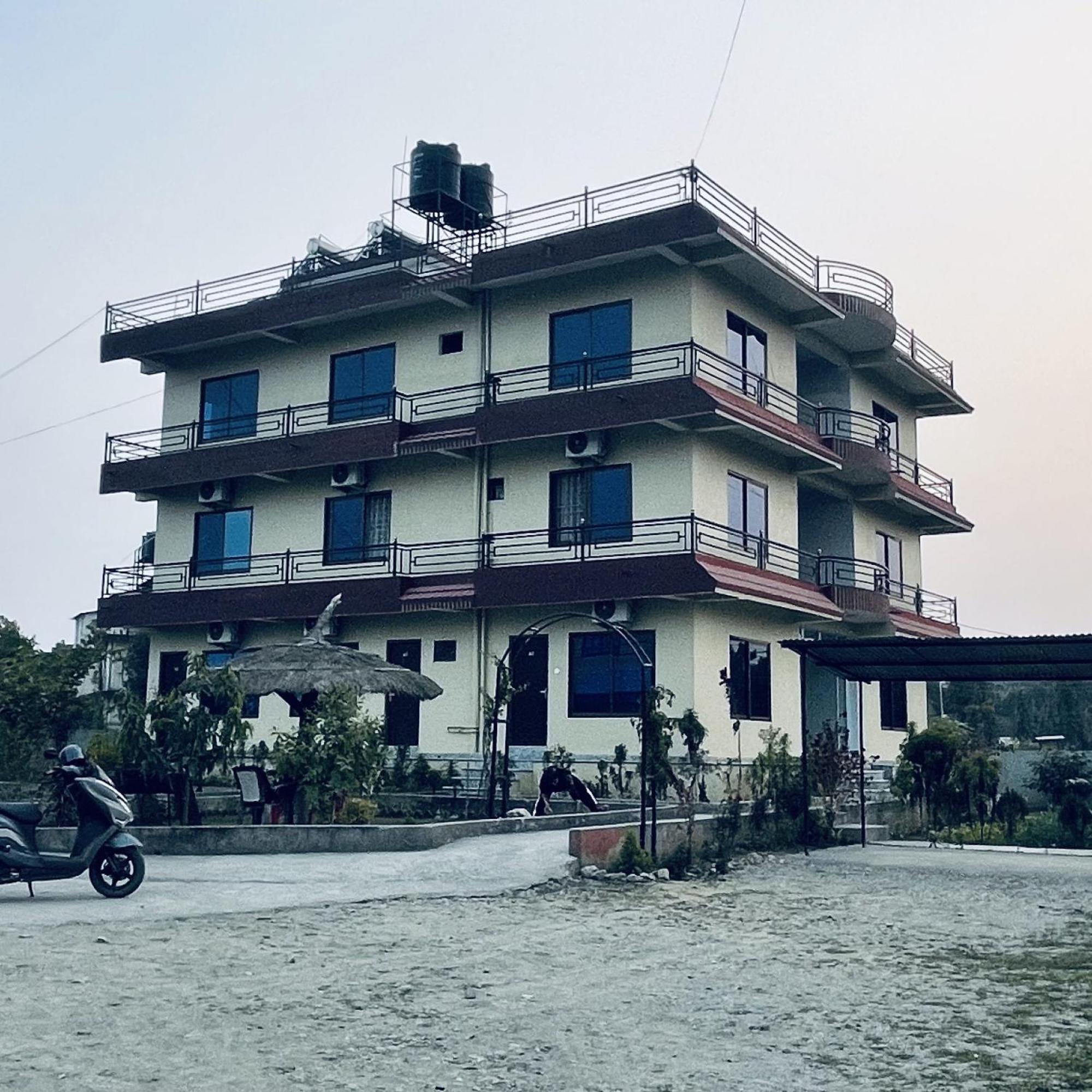 ホテル Typical Nepali Kitchen - No Pizza - No Pasta - No Problem !! ソーラハ エクステリア 写真